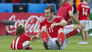 Bale y su hija celebran sobre el c&eacute;sped la clasificaci&oacute;n.