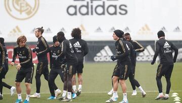 Gareth Bale se entrena con sus compañeros