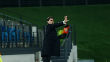 MADRID, 09/12/2025.- La entrenador del Real Madrid, Pau Quesada, durante el partido de la fase de grupos de la Liga de Campeones entre el Real Madrid y el Wolfsburgo, este martes en el estadio Alfredo Di Stéfano. EFE/Juanjo Martín
