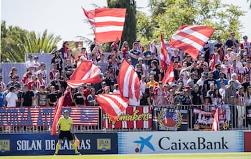 El filial del Atlético de Madrid disputa sus partidos como local en el Cerro del Espino, que se ha quedado en unos 4.000 espectadores de aforo tras la remodelación. La idea inicial era dejarlo en 6.000 localidades, pero finalmente no fue así. El Rayo Majadahonda, debido a la reforma, tuvo que disputar sus partidos como local en el Wanda Metropolitano. Quién sabe si el Atleti B hará lo mismo, pero de forma permanente si logra el ascenso a Segunda División.

El primer equipo de la academia rojiblanca iba lanzado a disputarle la condición de mejor local al Atlético Baleares. Sin embargo, en los tres últimos partidos en el Cerro del Espino antes del parón por el coronavirus fueron fatales para el equipo. En ellos, sellaron dos empates y una derrota. Antes de eso, sumaban todo triunfos, salvo dos tablas y una caída. Los futbolistas, jóvenes pero curtidos en una de las canteras más competitivas de todo el panorama español, tendrán que lidiar con el factor de no jugar con su afición.
