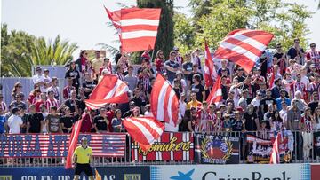 Aficionados del filial del Atlético de Madrid durante un partido de este