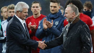 Rummenigge, m&aacute;nager general del Bayern de M&uacute;nich, saluda a Dietmar Hopp, propietario del Hoffenheim. 