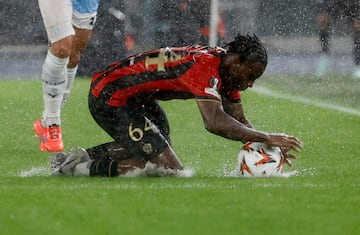 Moise Bombito recoge el balón con las manos desde el suelo del Estadio Olímpico de Roma.