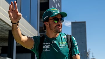 El piloto español Fernando Alonso, con la camiseta oficial del equipo Aston Martin de Fórmula 1.