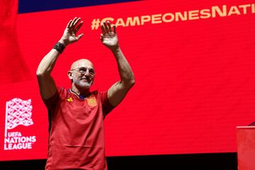 El entrenador de la Selección española de fútbol, Luis de la Fuente, saluda al público reunido en el Wizink Center para celebrar el título de la Nations League.
