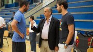 Juan Carlos Navarro y José Manuel Calderón hablan con José Luis Sáez durante el entrenamiento de esta mañana.