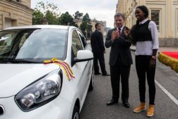 Caterine Ibargüen recibió el carro que el Gobierno le regaló a los medallistas olímpicos.