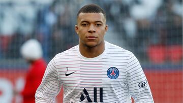 Soccer Football - Ligue 1 - Paris St Germain v Dijon - Parc des Princes, Paris, France - February 29, 2020 Paris St Germain's Kylian Mbappe during the warm up before the match REUTERS/Gonzalo Fuentes