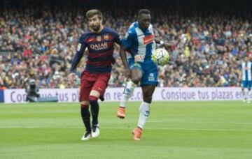 Piqué y Caicedo luchan por el balón.