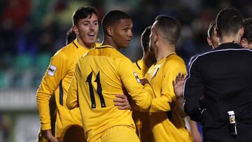 Manny, felicitado por sus compañeros tras conseguir el 0-1 en La Albuera.