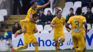 Los alfareros celebran el gol del triunfo.