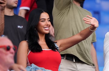 La modelo e influencer nacida en Los ?ngeles, California, y actual pareja del centrocampista ingl¨¦s del Real Madrid, Jude Bellingham, estuvo junto con la madre del futbolista, Denise Bellingham, en las gradas del RCDE Stadium para disfrutar de la victoria de la selecci¨®n inglesa frente a Andorra.