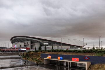 El aviso de la AEMET de alerta roja por previsión de lluvias torrenciales en Madrid obligó a suspender el encuentro entre el Atlético de Madrid y el Sevilla. Descubre en esta galería cómo se encuentra las inmediaciones del estadio.