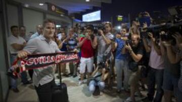 Kevin Gameiro posa a su llegada al aeropuerto con una bufanda del Sevilla.