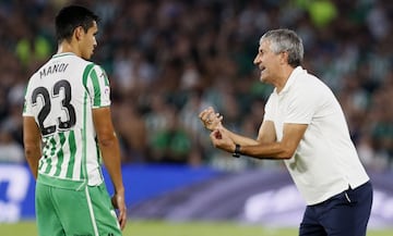 El entrenador del Real Betis, Enrique Setién, da instrucciones al defensa Aïssa Mandi durante el partido correspondiente a la tercera jornada de LaLiga Santander disputado hoy en el Estadio Benito Villamarín, en Sevilla. 