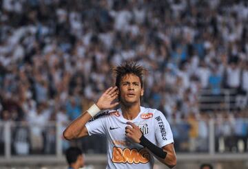 Neymar, durante un partido con el Santos.