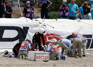 Oliveira ha sido el peor parado del accidente y se lo llevan en ambulancia hasta el centro médico.
