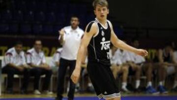 Luka Doncic ante el StellaAzzurra durante el primer encuentro del torneo júnior de la Euroliga.