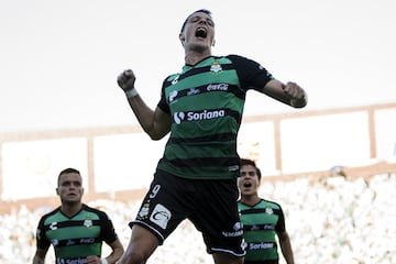 Santos Laguna, el campeón del futbol mexicano actual, también estaba de fiesta particular. El cuadro de Torreón celebró sus 35 años con un uniforme edición especial y con un triunfo contundente de 3-0 ante León jugando en casa. Los monarcas actuales del campeonato siguen demostrando que quieren ser protagonistas de nueva cuenta y seguir haciendo historia en el futbol mexicano en busca de su séptimo título de primera división.