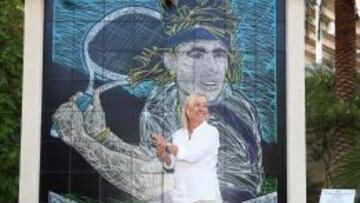 Martina Navratilova junto a un mural con una imagen suya en el pasado torneo de Indian Wells.