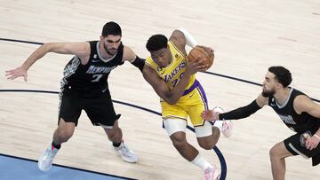 AME2792. MEMPHIS (ESTADOS UNIDOS), 19/04/2023.- Santi Aldama (i) y Thus Jonesde los Grizzlies disputan el balón Rui Hachimura (c) de los Lakers, durante la primera mitad del partido entre Los Angeles Lakers y Memphis Grizzlies hoy, en el FedEx Forum de Memphis, Tennessee (EE.UU.). EFE/ Karen Pulfer Focht
