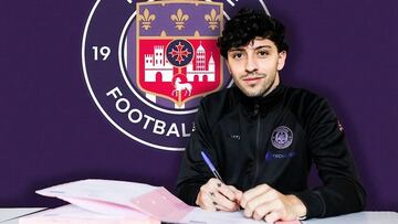 César Gelabert firma su contrato como nuevo jugador del Toulouse.