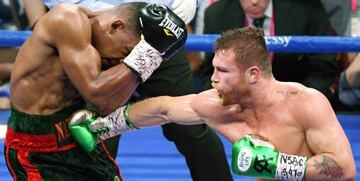 Canelo golpea a Jacobs durante su combate.