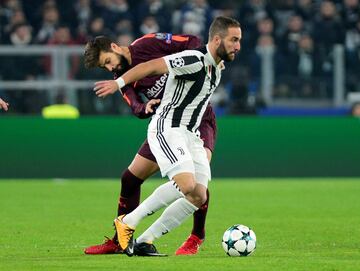 Gonzalo Higuaí­n con Gerard Piqué.