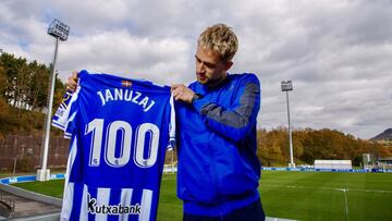 Januzaj, con la camiseta conmemorativa de su &#039;centenario&#039; como txuri-urdin