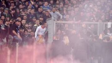 Hamsik, capitán del Nápoles, negociando con los ultras.