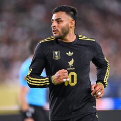 ¿Era roja? Fuerte entrada sobre Alexis Vega en el México vs Honduras