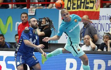 Ricardinho y Ferrao pugnan por un balón.