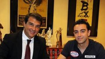 <b>RÚBRICA. </b>Laporta y Xavi firman la nueva renovación del jugador.