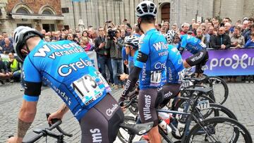 Los ciclistas del Veranda&#039;s Willems lideran el pelot&oacute;n en el homenaje a su compa&ntilde;ero Michael Goolaerts, fallecido en la Par&iacute;s-Roubaix, antes de tomar la salida de la Flecha Brabanzona en Lovaina.