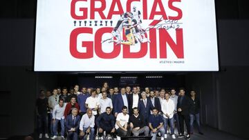 Godín, acompañado de sus compañeros de plantilla y vestuario.