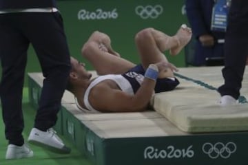 El gimnasta francés se fracturó la tibia de su pierna izquierda tras un mal salto. Sus compañeros no lo pedían creer. La peor imagen de Río 2016.