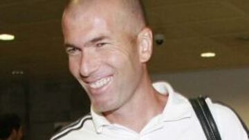 Zinedine Zidane recibiendo el cari&ntilde;o de la afici&oacute;n blanca.