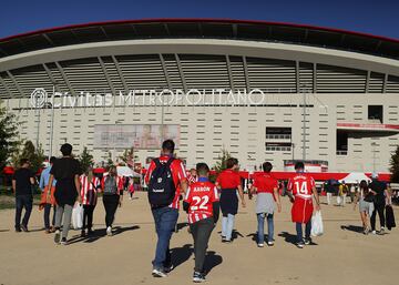 Seguidores rojiblancos llegando al C¨ªvitas Metropolitano.