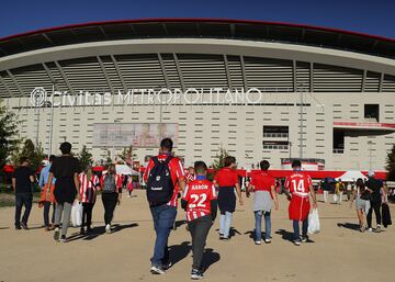 Seguidores rojiblancos llegando al Cívitas Metropolitano.