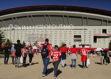 Seguidores rojiblancos llegando al Cívitas Metropolitano.