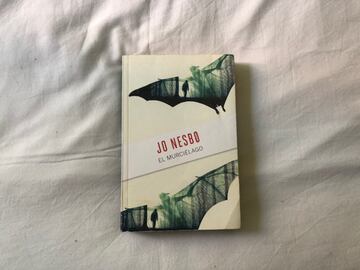 'El murciélago' es el libro que inicia una de las mejores sagas de novela negra escandinava. La de Harry Hole, de Jo Nesbo. 'Mu?eco de nieve', con película (aunque bajo mi punto de vista no está a la altura del libro), es la más famosa. Un imprescindible de las novelas de misterio. No sólo atrapa. Es que encima está bien escrito.