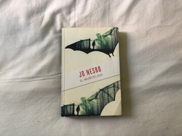 'El murciélago' es el libro que inicia una de las mejores sagas de novela negra escandinava. La de Harry Hole, de Jo Nesbo. 'Muñeco de nieve', con película (aunque bajo mi punto de vista no está a la altura del libro), es la más famosa. Un imprescindible de las novelas de misterio. No sólo atrapa. Es que encima está bien escrito. 