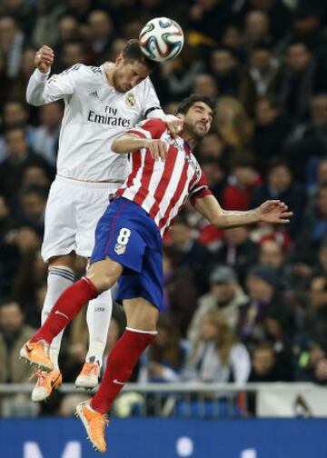 Sergio Ramos de cabeza con Raúl García.