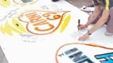 <b>PANCARTA DE HOMENAJE. </b>Una lona, unas pinturas y todo el cariño para realizar una pancarta de homenaje a las últimas víctimas del Dakar. AS también dejó su emocionado mensaje.