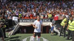 Munir unveiled at La Mestalla: in images