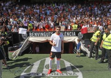 Munir unveiled at La Mestalla: in images