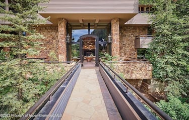 La mansión que se vende fue construida en 1979 (hace ya más de 40 años) y reformada en 2015 (todavía no hace ni 10) y, según informan desde Compass, lleva décadas perteneciendo a la misma familia. 