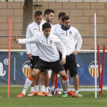 Pizzi juega solo con lo puesto