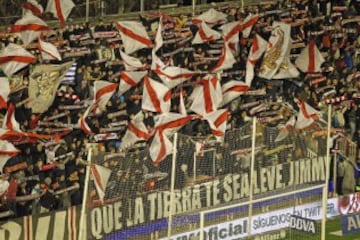 El grupo ultra "Bukaneros" con una pancarta en recuerdo al ultra de los Riazor Blues Jimmy.