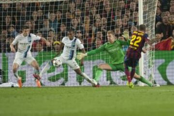 2-1. Dani Alves marca el segundo gol.